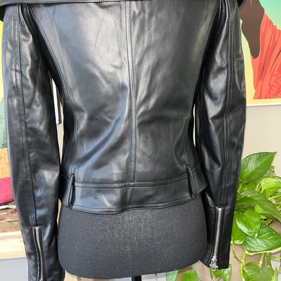 FOREVER 21 FAUX LEATHER BLACK COLD SHOULDER MOTO JACKET SIZE S NWOT. - Picture 7 of 10